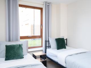 Crawley 2 bed flat with Parking - 8