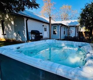 1920 Brick House-Hot Tub-Outdoor Brickoven Pizza-Pets-Breweries - 6