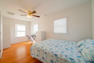 2 Beach Houses with 4 car Parking 8 Beach passes 4 bedrooms - 8