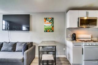 2 Blocks to Shore! Chic South Beach Studio - 4