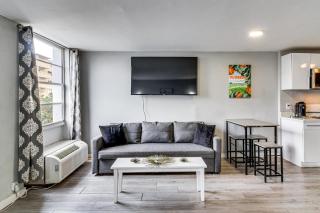 2 Blocks to Shore! Chic South Beach Studio - 2