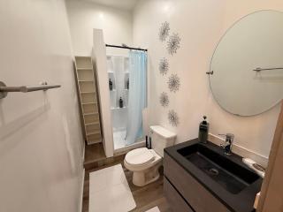 Sleeps 24 - Spacious and Tranquil Family Escape - Private Patio - Free Parking - 2