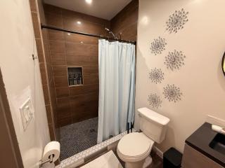 Sleeps 24 - Spacious and Tranquil Family Escape - Private Patio - Free Parking - 1