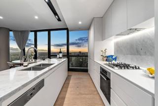 Panoramic City & Bay Views and Free Parking - 3