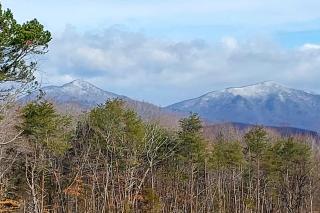 Serene Couples Getaway with Mtn Views in Bedford! - 8