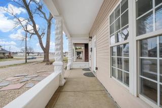 Spacious retreat w private backyard near downtown - 3