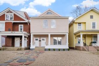 Spacious dual-unit home with private backyard - 6