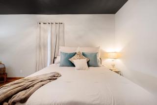 Spacious dual-unit home with private backyard - 4