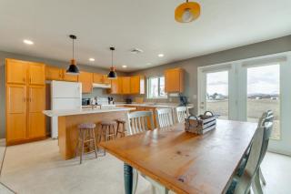 Hike, Fish and Golf! Pet-Friendly Home in Choteau - 9