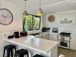 ROBE TWO FIVE - Pet friendly outside WiFi - 9