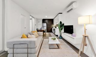 Stylish Melbourne CBD Getaway - Pool & Gym Access - 0