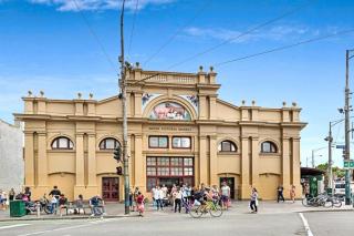 Stylish Melbourne CBD Getaway - Pool & Gym Access - 6