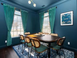 Urban Stay By The Bay: Downtown Pet-Friendly Home - 2
