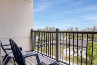 Top Floor Pet Friendly Condo near Downtown - 7