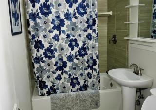 Drew Breeze Private Rooms, Shared Bath - 1