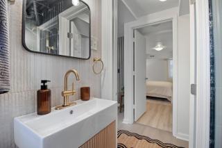 Designer 2 Bedroom Apt near Emory - 5