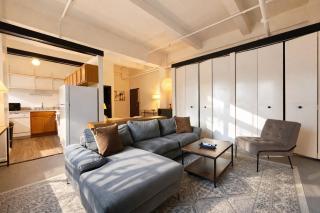 Westown Studio Apt Near Fiserv, Baird, and Theater District - 3