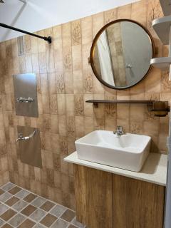 Uncle George's Free Breakfast House - 2