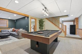 Luxury Poconos Chalet - 3 Mins to Camelback - 5