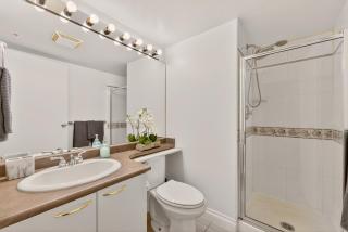 Bright 2 Bedroom Condo in Coal Harbour with City Views - 2