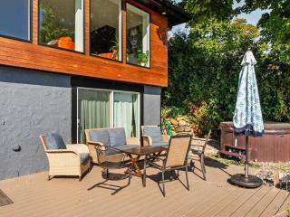Beach House - Lakefront with a Hot Tub! - 4