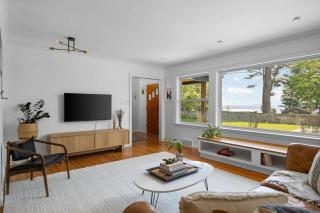 Bayside Bungalow: West Bay Views Minutes to TC - 6