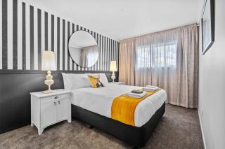 Bold & Stylish CBD Apartment - Superior Stays - 8
