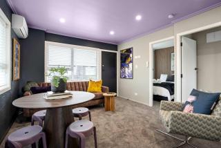 Bold & Stylish CBD Apartment - Superior Stays - 7