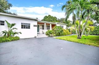 Bright 4BR North Miami Villa Close to Beaches and Huge Backyard - 9