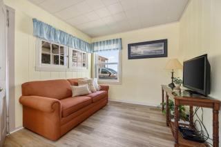 Sandbar Cottage 4 Lakefront 1BR cottage with kitchen, patio, A/C, and parking. - 9
