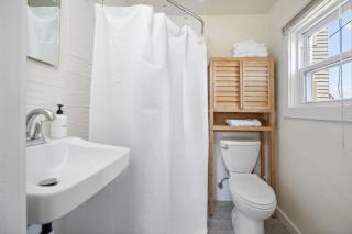 Sandbar Cottage 4 Lakefront 1BR cottage with kitchen, patio, A/C, and parking. - 8