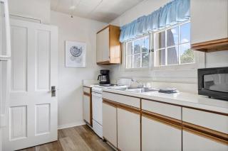 Sandbar Cottage 4 Lakefront 1BR cottage with kitchen, patio, A/C, and parking. - 6