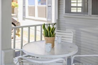 Sandbar Cottage 4 Lakefront 1BR cottage with kitchen, patio, A/C, and parking. - 4