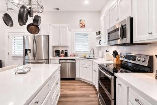 Charming Home in the Highlands W Private Backyard - 7