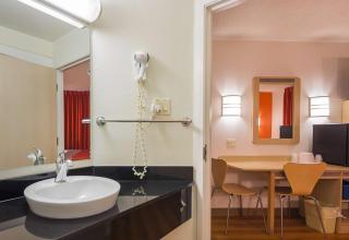 Motel 6-Whitby, ON - Toronto East - Whitby - 1