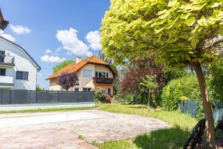 Elegant Garden Villa with Free Parking Sleeps 16 - 5