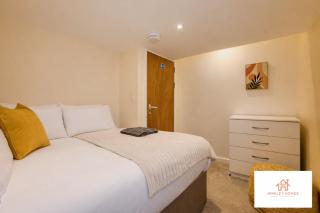 4 BR - Sleeps 12 - Long Stays - Free Parking - 1