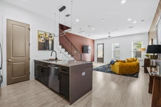 Spacious 3BR Home Near NRG Stadium, Medical Center and Downtown with Backyard, Gazebo and Fire Pit, Pet-Friendly - 2