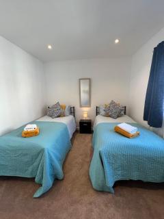 Stylish 3 Bed Apt Sea Views Near the Beach 2B - 8