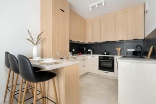 Jasny Apartament z Parkingiem i Balkonem by Noclegi Renters - 1