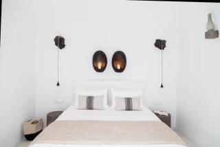 Cycladic Serenity Villa with Private Hot Tub in Oia - 3