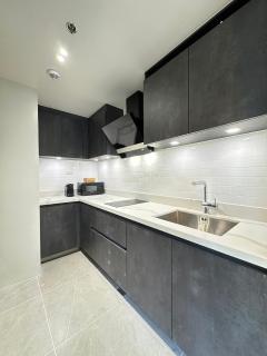 Cozy Sunlit Lounge w/ Balcony City View Uptown BGC - 7