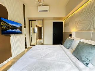 Cozy Sunlit Lounge w/ Balcony City View Uptown BGC - 4