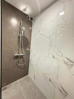 Cozy Sunlit Lounge w/ Balcony City View Uptown BGC - 2