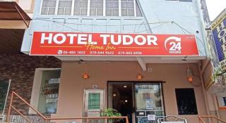 The Hotel Tudor Inn - 7