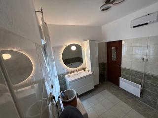 Split Breeze Apartment - 8