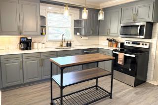 Bainbridge 4Br2Ba Family Retreat Home - 8