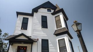 Modern Queen Studio At The Victorian - Unit B - 9