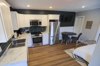 Modern Queen Studio At The Victorian - Unit B - 7