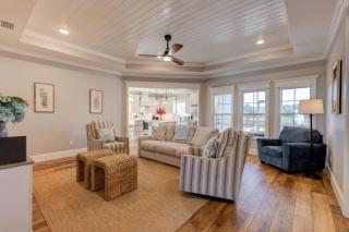 Stunning Waterfront Retreat Spacious 4Br2Ba Home - 0